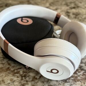 Beats Solo 4 True Wireless On-Ear Headphones Cloud Pink With Case & Charger Cabl